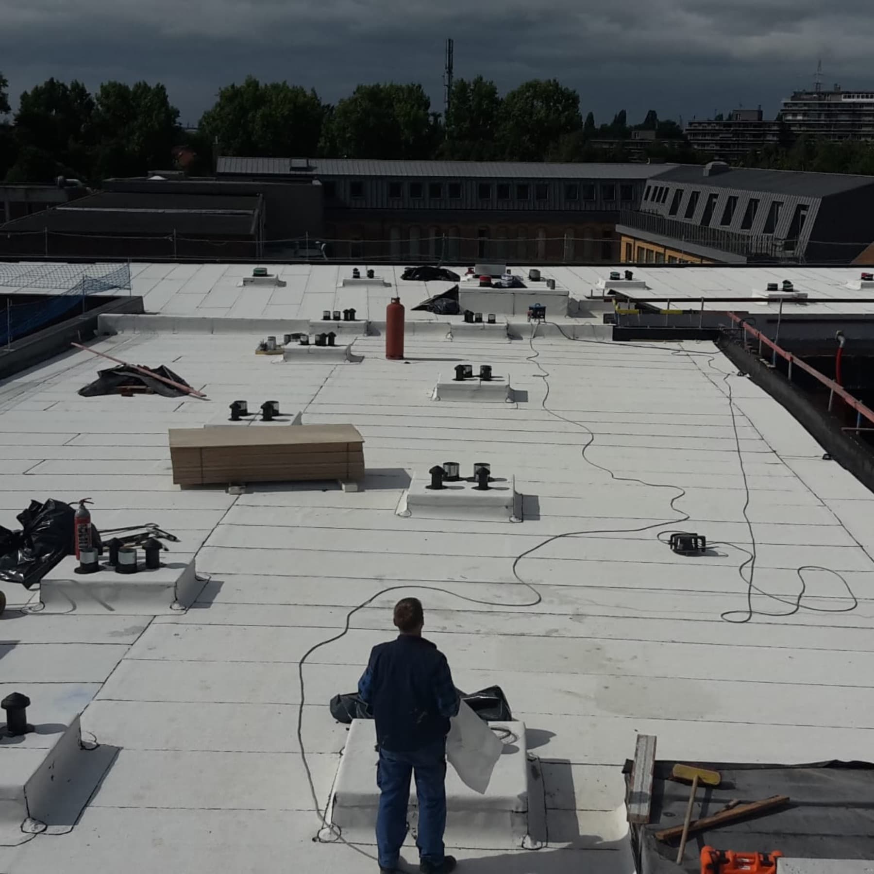 Witte roofing op appartementencomplex